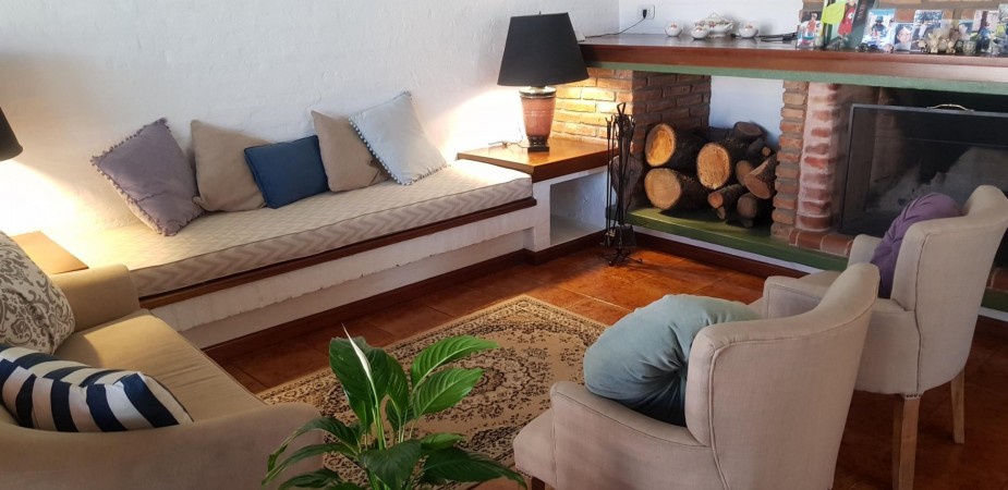 OPORTUNIDAD! ESPECTACULAR CASA 7 AMB, 270 M2 CON PISCINA, POOL HOUSE, JARDIN, QUINCHO ITUZANGO/CASTELAR