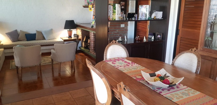 OPORTUNIDAD! ESPECTACULAR CASA 7 AMB, 270 M2 CON PISCINA, POOL HOUSE, JARDIN, QUINCHO ITUZANGO/CASTELAR