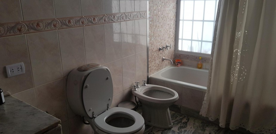 OPORTUNIDAD! ESPECTACULAR CASA 7 AMB, 270 M2 CON PISCINA, POOL HOUSE, JARDIN, QUINCHO ITUZANGO/CASTELAR