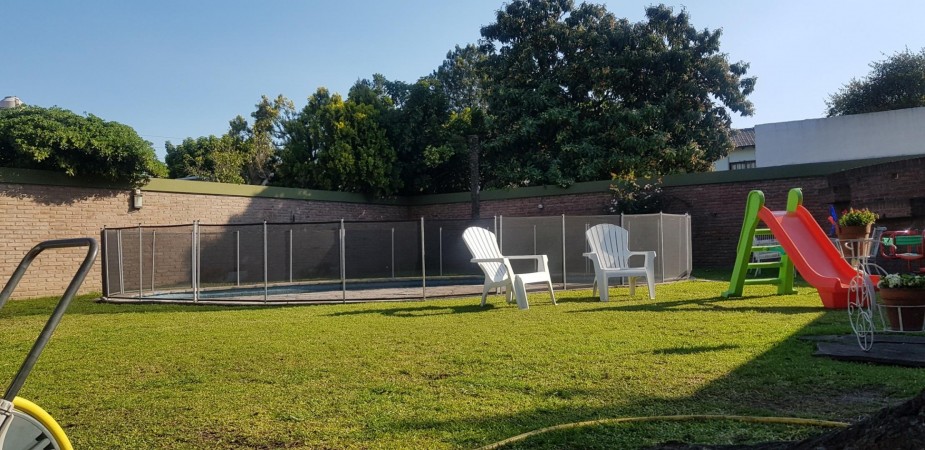 OPORTUNIDAD! ESPECTACULAR CASA 7 AMB, 270 M2 CON PISCINA, POOL HOUSE, JARDIN, QUINCHO ITUZANGO/CASTELAR