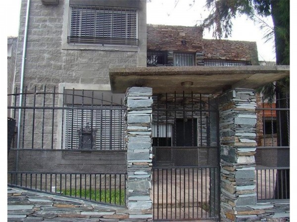 OPORTUNIDAD!!CASAQUINTA EN PARQUE LELOIR A ESTRENAR!! 4 AMB, 250M2, 2PTS, A MTS DE M.FIERRO!!