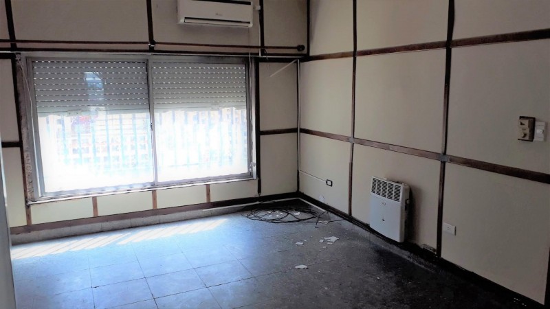 SUPER OPORTUNIDAD 2 FLIAS! CASA 5 AMB,GRAN COCHERA CUB.,PATIO,PARRILLA + DEPTO 2 AMB.ZONA BASE AEREA