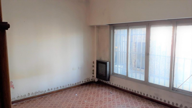 SUPER OPORTUNIDAD 2 FLIAS! CASA 5 AMB,GRAN COCHERA CUB.,PATIO,PARRILLA + DEPTO 2 AMB.ZONA BASE AEREA