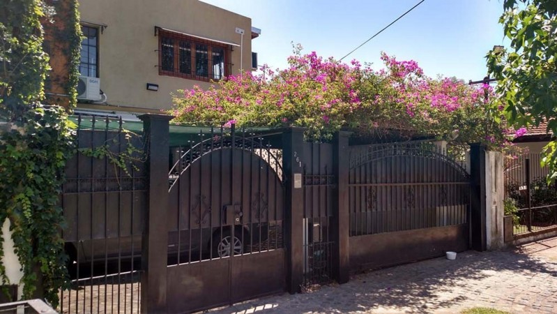 EXC.CHALET DE 9 AMB.2 PLANTAS,PISCINA,PARQUE,A 2 CDS DE CTRO COM.CASTELAR STA ROSA,APTO 2 FAMILIAS!!