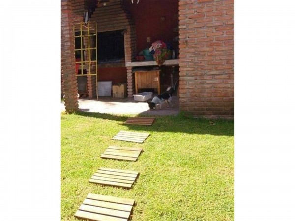 OPORTUNIDAD!! CHALET TODO A NUEVO!! 5 AMB.C/JARDIN A MTS DE COLECTORA E/ SANTA ROSA Y BARCALA