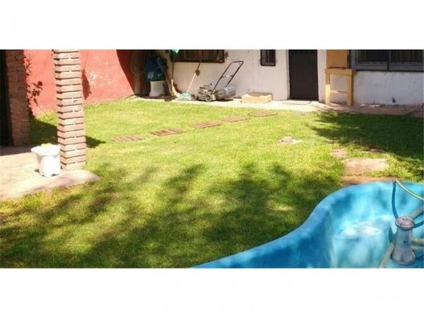 OPORTUNIDAD!! CHALET TODO A NUEVO!! 5 AMB.C/JARDIN A MTS DE COLECTORA E/ SANTA ROSA Y BARCALA