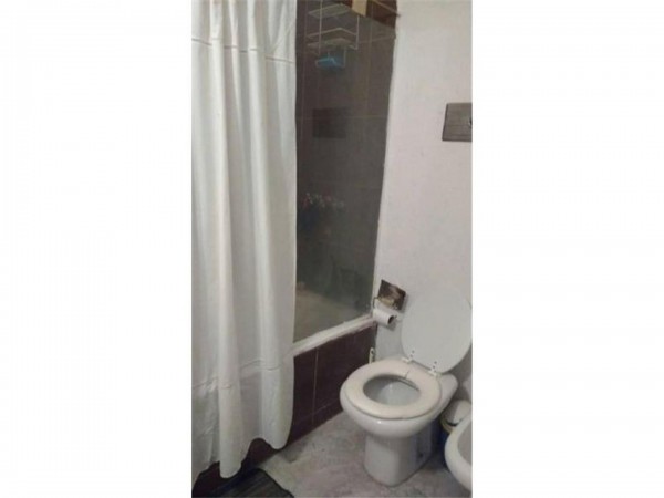 OPORTUNIDAD!! CHALET TODO A NUEVO!! 5 AMB.C/JARDIN A MTS DE COLECTORA E/ SANTA ROSA Y BARCALA