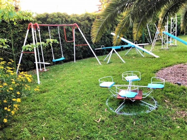 CASAQUINTA C/PISCINA EN PQUE LELOIR A 2 CDS DE M. FIERRO,1100M2 CON 320M2 CUB. ESPECTACULAR OPORTUNIDAD!!