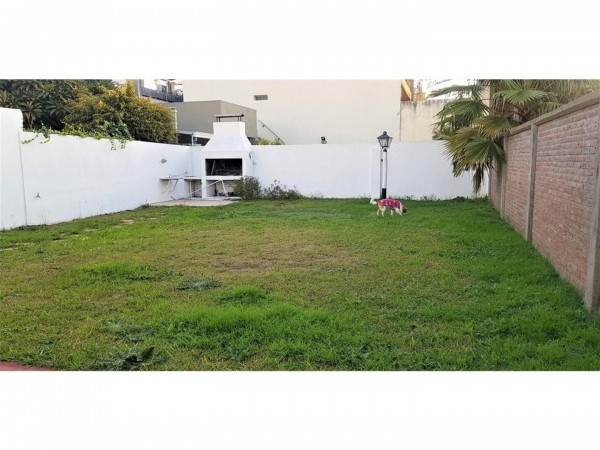 OPORTUNIDAD!!! HERMOSA CASA EN HAEDO 220M2, 2PTS,GRAN PARQUE,COCHERA,LOTE 10X38,OPCION 100M2 MAS