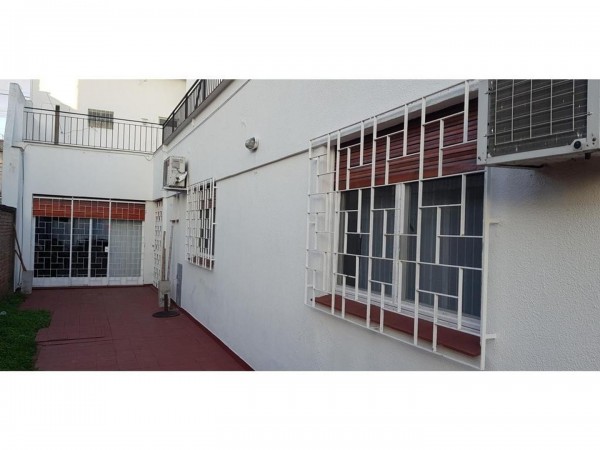 OPORTUNIDAD!!! HERMOSA CASA EN HAEDO 220M2, 2PTS,GRAN PARQUE,COCHERA,LOTE 10X38,OPCION 100M2 MAS