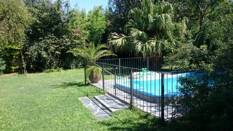 OPORTUNIDAD!! HERMOSO CHALET DE 650m2 LOTE DE 10X65 EN ITUZAINGÓ NORTE PARQUIZADO CON 3 COCHERAS Y QUINCHO
