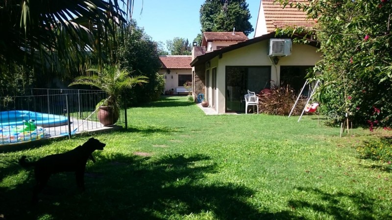 OPORTUNIDAD!! HERMOSO CHALET DE 650m2 LOTE DE 10X65 EN ITUZAINGÓ NORTE PARQUIZADO CON 3 COCHERAS Y QUINCHO