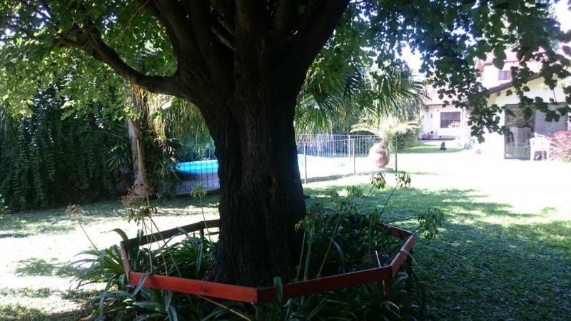 OPORTUNIDAD!! HERMOSO CHALET DE 650m2 LOTE DE 10X65 EN ITUZAINGÓ NORTE PARQUIZADO CON 3 COCHERAS Y QUINCHO