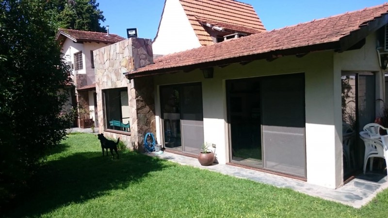 OPORTUNIDAD!! HERMOSO CHALET DE 650m2 LOTE DE 10X65 EN ITUZAINGÓ NORTE PARQUIZADO CON 3 COCHERAS Y QUINCHO