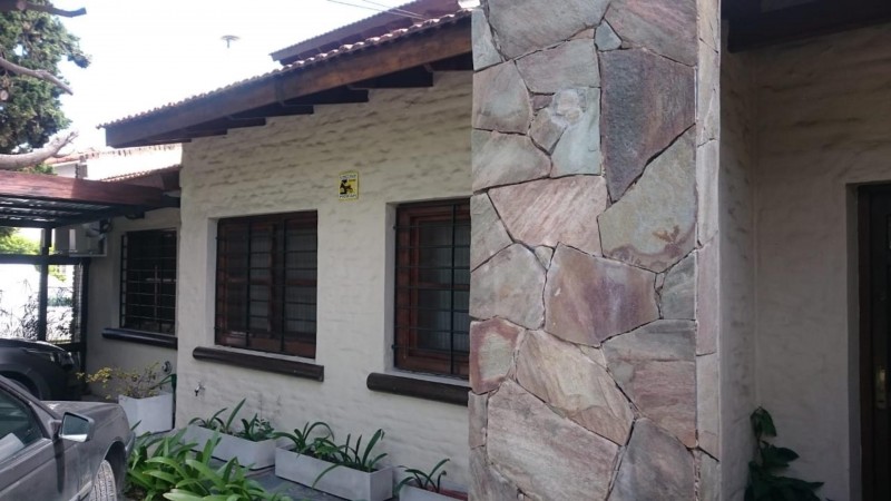 OPORTUNIDAD!! HERMOSO CHALET DE 650m2 LOTE DE 10X65 EN ITUZAINGÓ NORTE PARQUIZADO CON 3 COCHERAS Y QUINCHO