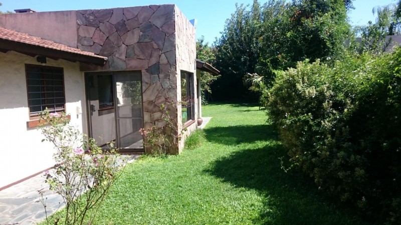 OPORTUNIDAD!! HERMOSO CHALET DE 650m2 LOTE DE 10X65 EN ITUZAINGÓ NORTE PARQUIZADO CON 3 COCHERAS Y QUINCHO