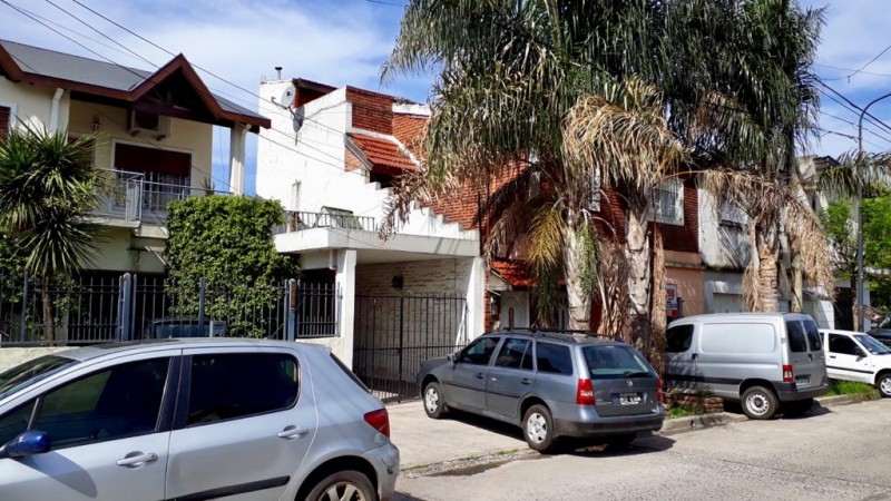 OPORTUNIDAD!! EXC. PH 3 AMBIENTES + PATIO, LOTE DE 100m2 EN VILLA SANTOS TESEI, HURLINGHAM