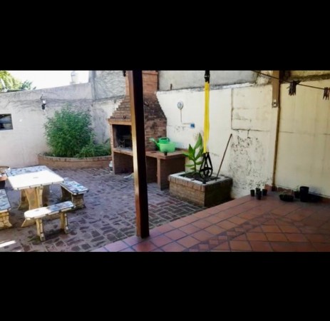 INMEJORABLE OPORTUNIDAD EN MORENO CENTRO!! CASA IDEAL PARA DOS FAMILIAS, PISCINA, COCHERA