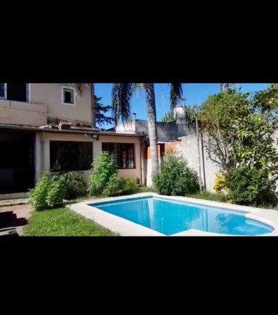 INMEJORABLE OPORTUNIDAD EN MORENO CENTRO!! CASA IDEAL PARA DOS FAMILIAS, PISCINA, COCHERA