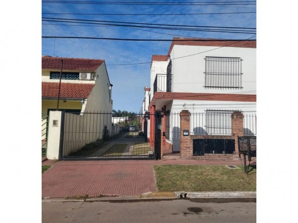 OPORTUNIDAD!!HERMOSO DÚPLEX DE 4 AMB 100M2, 2 PLANTAS,GARAGE, PATIO Y PARRILLA EN CONDOMINIO PRIVADO
