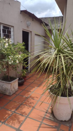 ¡¡IMPERDIBLE!!HERMOSA CASA MULTIFAMILIAR 220M2 EN CASTELAR NORTE.CASA 5AMB+DPTO+COCHERA P/3 AUTOS: OPCIONAL CONSTRUIBLE PLANTA ALTA 100 M2