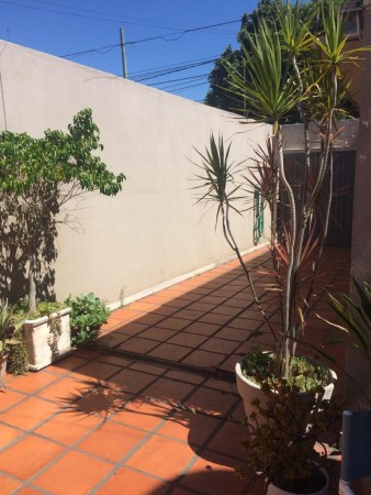 CASA CASTELAR NORTE  MULTIFAMILIAR 220M2 5AMB+DPTO+COCHERA P/3 AUTOS IMPERDIBLE OPORTUNIDAD!! 