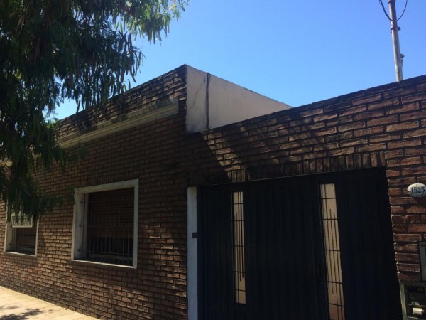 CASA CASTELAR NORTE  MULTIFAMILIAR 220M2 5AMB+DPTO+COCHERA P/3 AUTOS IMPERDIBLE OPORTUNIDAD!! 