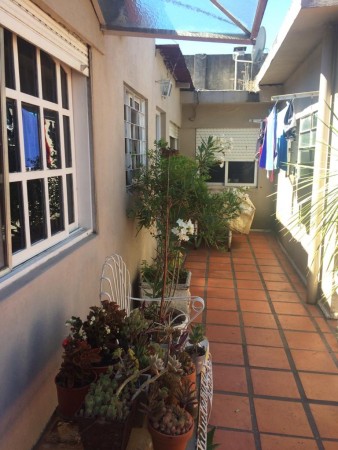 CASA CASTELAR NORTE  MULTIFAMILIAR 220M2 5AMB+DPTO+COCHERA P/3 AUTOS IMPERDIBLE OPORTUNIDAD!! 