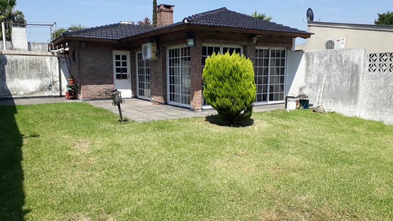 CASA 5 AMB. CASTELAR DE 240 M2, 5 AMB, 2 COCHERAS, SOBRE LOTE DE 345 M2 ES ESPECTACULAR EN OPORTUNIDAD HOY!!