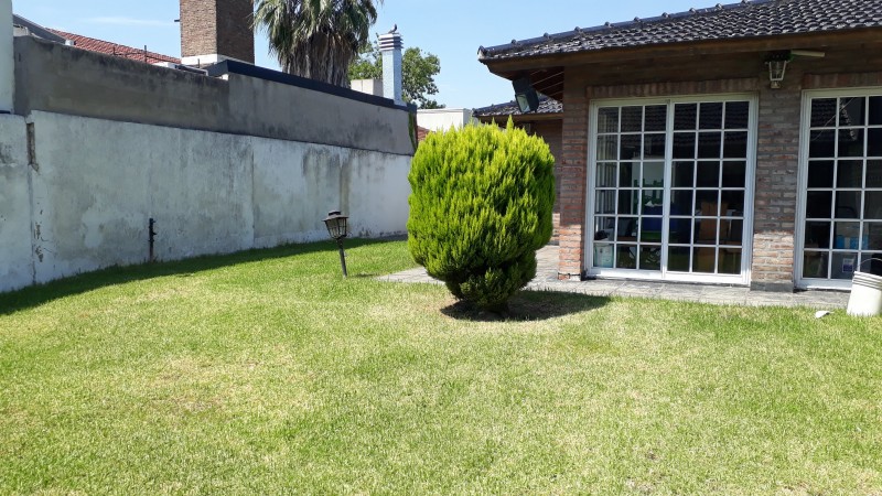 CASA 5 AMB. CASTELAR DE 240 M2, 5 AMB, 2 COCHERAS, SOBRE LOTE DE 345 M2 ES ESPECTACULAR EN OPORTUNIDAD HOY!!