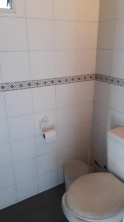 CASA 5 AMB. CASTELAR DE 240 M2, 5 AMB, 2 COCHERAS, SOBRE LOTE DE 345 M2 ES ESPECTACULAR EN OPORTUNIDAD HOY!!