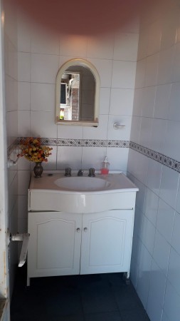 CASA 5 AMB. CASTELAR DE 240 M2, 5 AMB, 2 COCHERAS, SOBRE LOTE DE 345 M2 ES ESPECTACULAR EN OPORTUNIDAD HOY!!