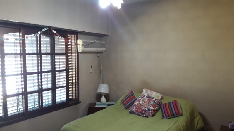 CASA 5 AMB. CASTELAR DE 240 M2, 5 AMB, 2 COCHERAS, SOBRE LOTE DE 345 M2 ES ESPECTACULAR EN OPORTUNIDAD HOY!!