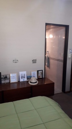 CASA 5 AMB. CASTELAR DE 240 M2, 5 AMB, 2 COCHERAS, SOBRE LOTE DE 345 M2 ES ESPECTACULAR EN OPORTUNIDAD HOY!!