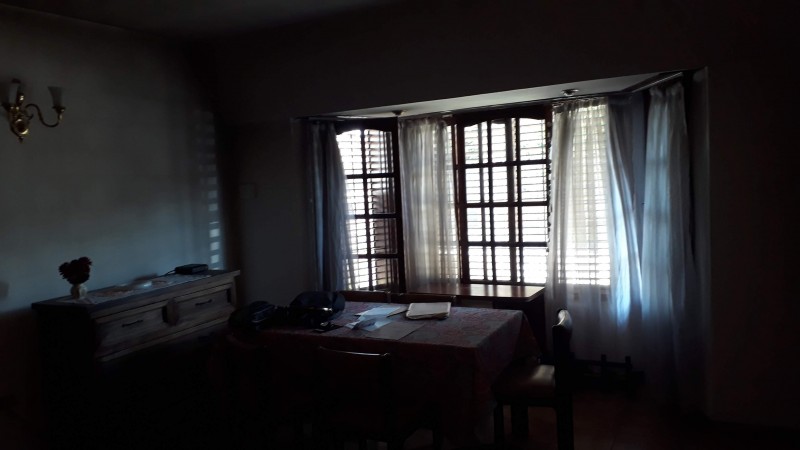 CASA 5 AMB. CASTELAR DE 240 M2, 5 AMB, 2 COCHERAS, SOBRE LOTE DE 345 M2 ES ESPECTACULAR EN OPORTUNIDAD HOY!!