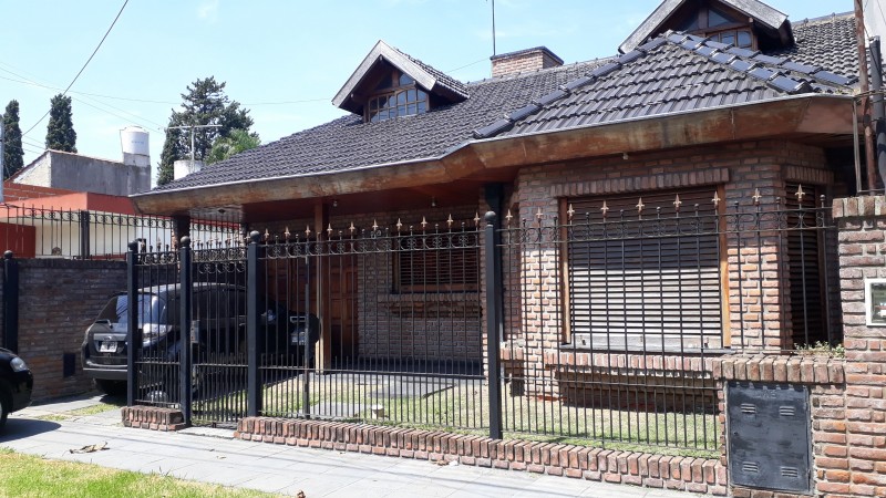 CASA 5 AMB. CASTELAR DE 240 M2, 5 AMB, 2 COCHERAS, SOBRE LOTE DE 345 M2 ES ESPECTACULAR EN OPORTUNIDAD HOY!!