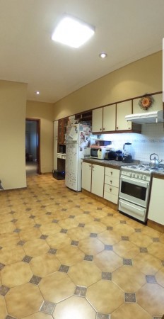 OPORTUNIDAD!! HERMOSA CASA EN CASTELAR CENTRO 4 AMB/COCHERA DOBLE/ PATIO/PARRILLA/CONCEPTO ABIERTO