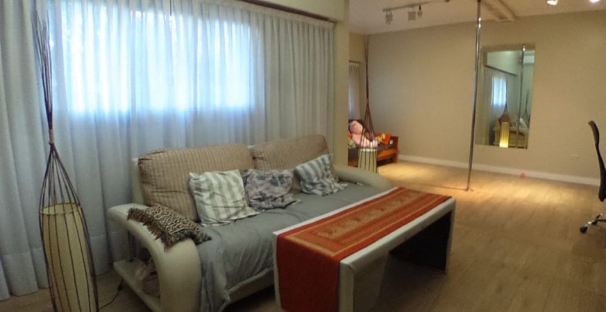 OPORTUNIDAD!! HERMOSA CASA EN CASTELAR CENTRO 4 AMB/COCHERA DOBLE/ PATIO/PARRILLA/CONCEPTO ABIERTO