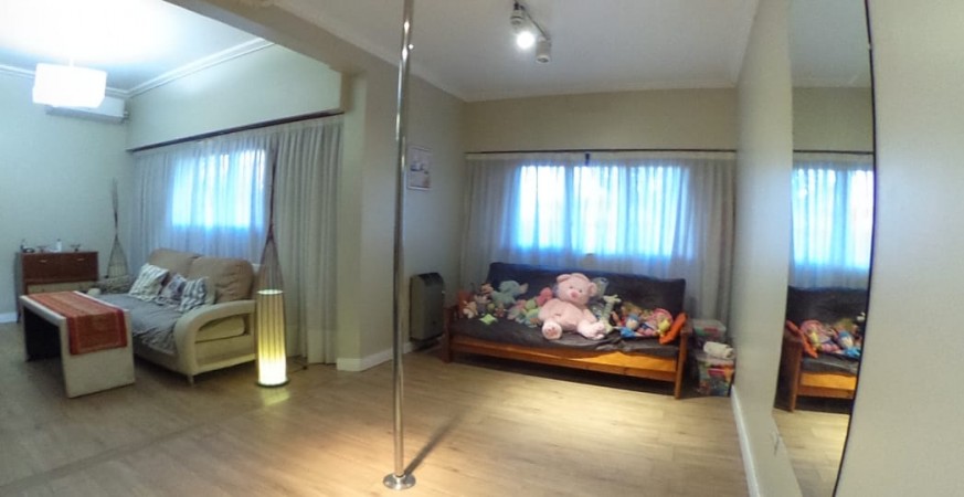 OPORTUNIDAD!! HERMOSA CASA EN CASTELAR CENTRO 4 AMB/COCHERA DOBLE/ PATIO/PARRILLA/CONCEPTO ABIERTO