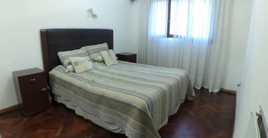 OPORTUNIDAD!! HERMOSA CASA EN CASTELAR CENTRO 4 AMB/COCHERA DOBLE/ PATIO/PARRILLA/CONCEPTO ABIERTO