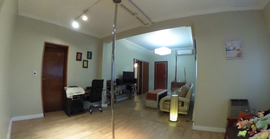 OPORTUNIDAD!! HERMOSA CASA EN CASTELAR CENTRO 4 AMB/COCHERA DOBLE/ PATIO/PARRILLA/CONCEPTO ABIERTO