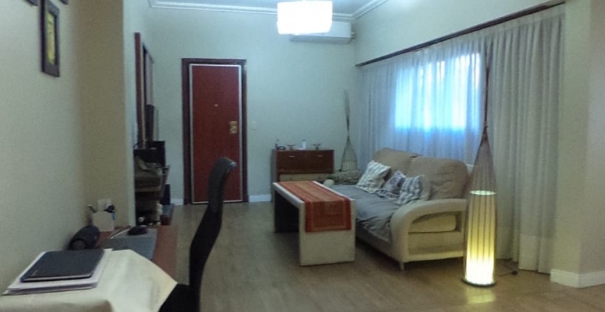 OPORTUNIDAD!! HERMOSA CASA EN CASTELAR CENTRO 4 AMB/COCHERA DOBLE/ PATIO/PARRILLA/CONCEPTO ABIERTO