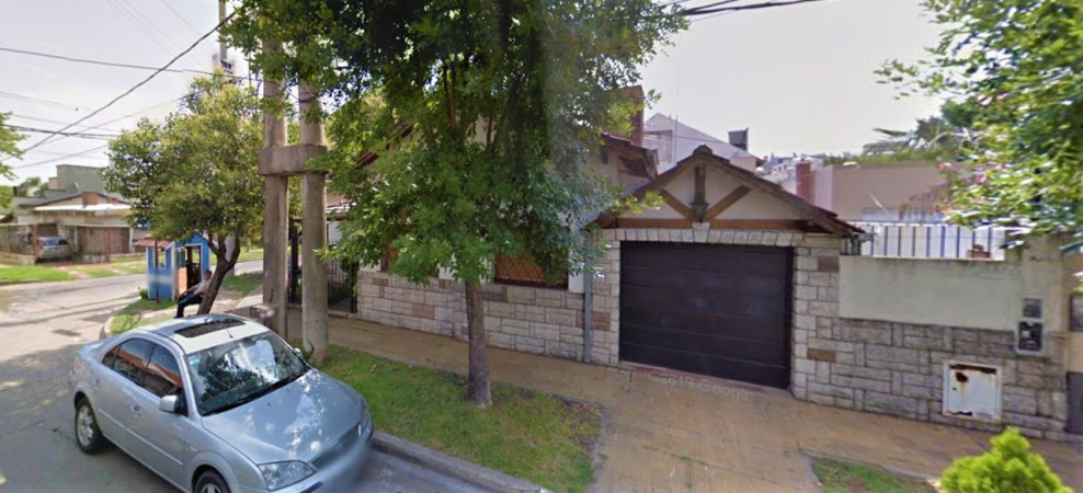 OPORTUNIDAD!! HERMOSA CASA EN CASTELAR CENTRO 4 AMB/COCHERA DOBLE/ PATIO/PARRILLA/CONCEPTO ABIERTO