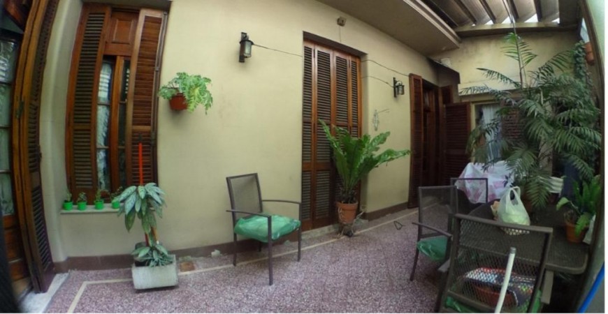 EXCELENTE OPORTUNIDAD EN PARQUE PATRICIOS!! PROPIEDAD EN PH LOCAL 100 M2 + CASA 140 M2 SOBRE LOTE DE 9 X 28