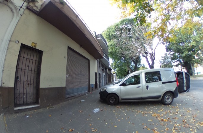 EXCELENTE OPORTUNIDAD EN PARQUE PATRICIOS!! PROPIEDAD EN PH LOCAL 100 M2 + CASA 140 M2 SOBRE LOTE DE 9 X 28