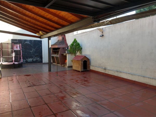 OPORTUNIDAD!! CASA EN CASTELAR NORTE 4 AMB/COCHERA DOBLE/ PATIO/PARRILLA, ACEPTA PERMUTAS