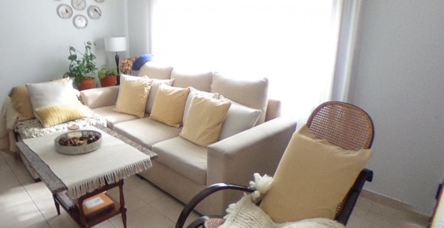 CASA EN ITUZANGÓ, 325 M2 TOTALES, 245 M2 CONST., JARDIN, BALCÓN, TERRAZA, 2 COCHERAS