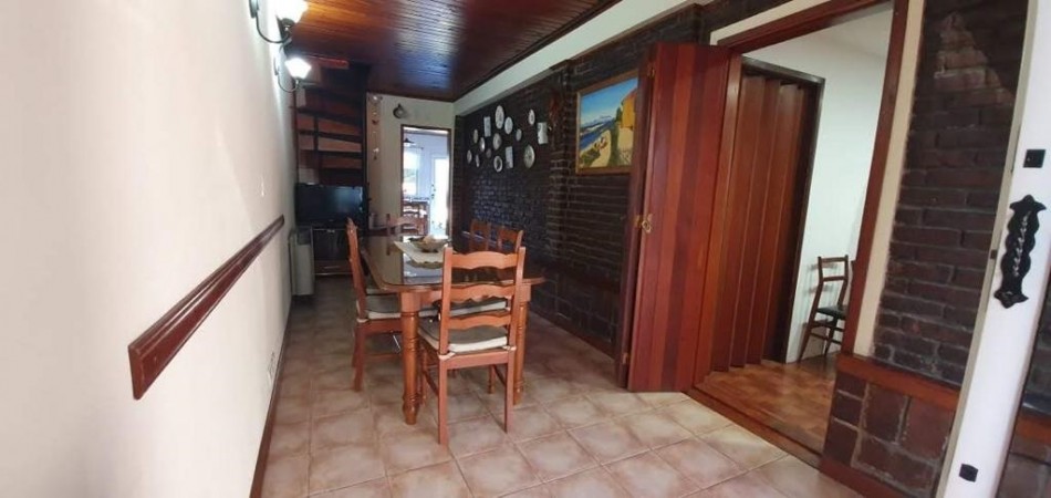 CASA EN ITUZANGÓ, 325 M2 TOTALES, 245 M2 CONST., JARDIN, BALCÓN, TERRAZA, 2 COCHERAS