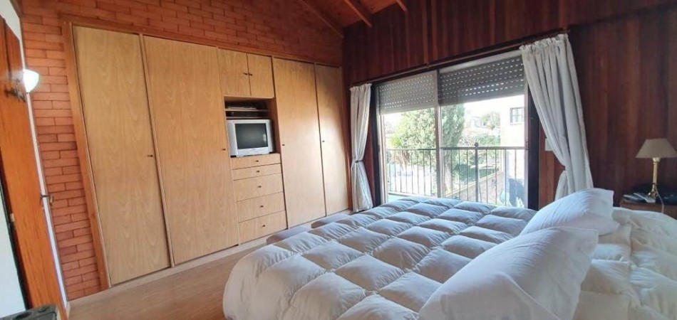 CASA EN ITUZANGÓ, 325 M2 TOTALES, 245 M2 CONST., JARDIN, BALCÓN, TERRAZA, 2 COCHERAS