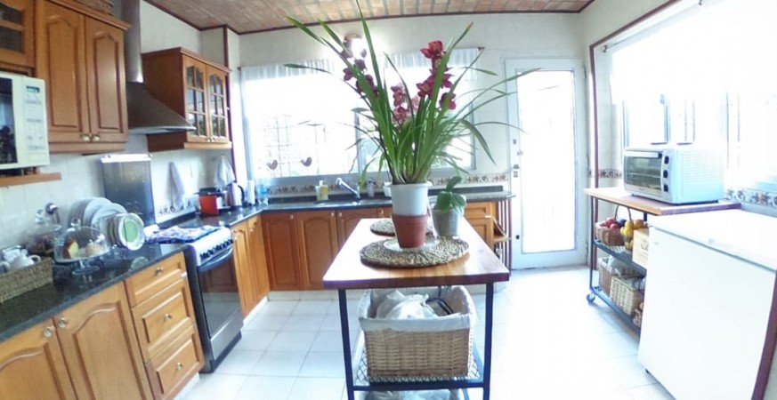 CASA EN ITUZANGÓ, 325 M2 TOTALES, 245 M2 CONST., JARDIN, BALCÓN, TERRAZA, 2 COCHERAS